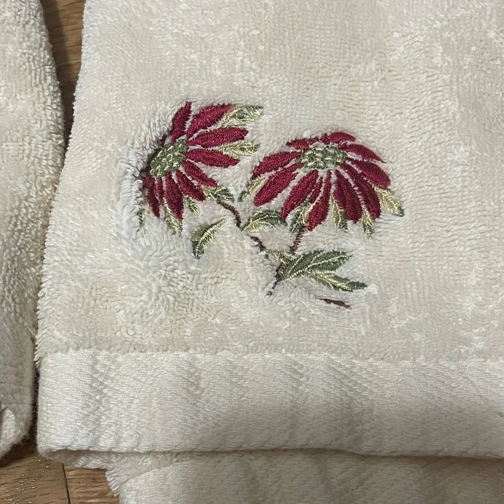 VTG Trousseau Cream Embroidered Floral Hand Towel Set of 2 Burgundy Green Floral